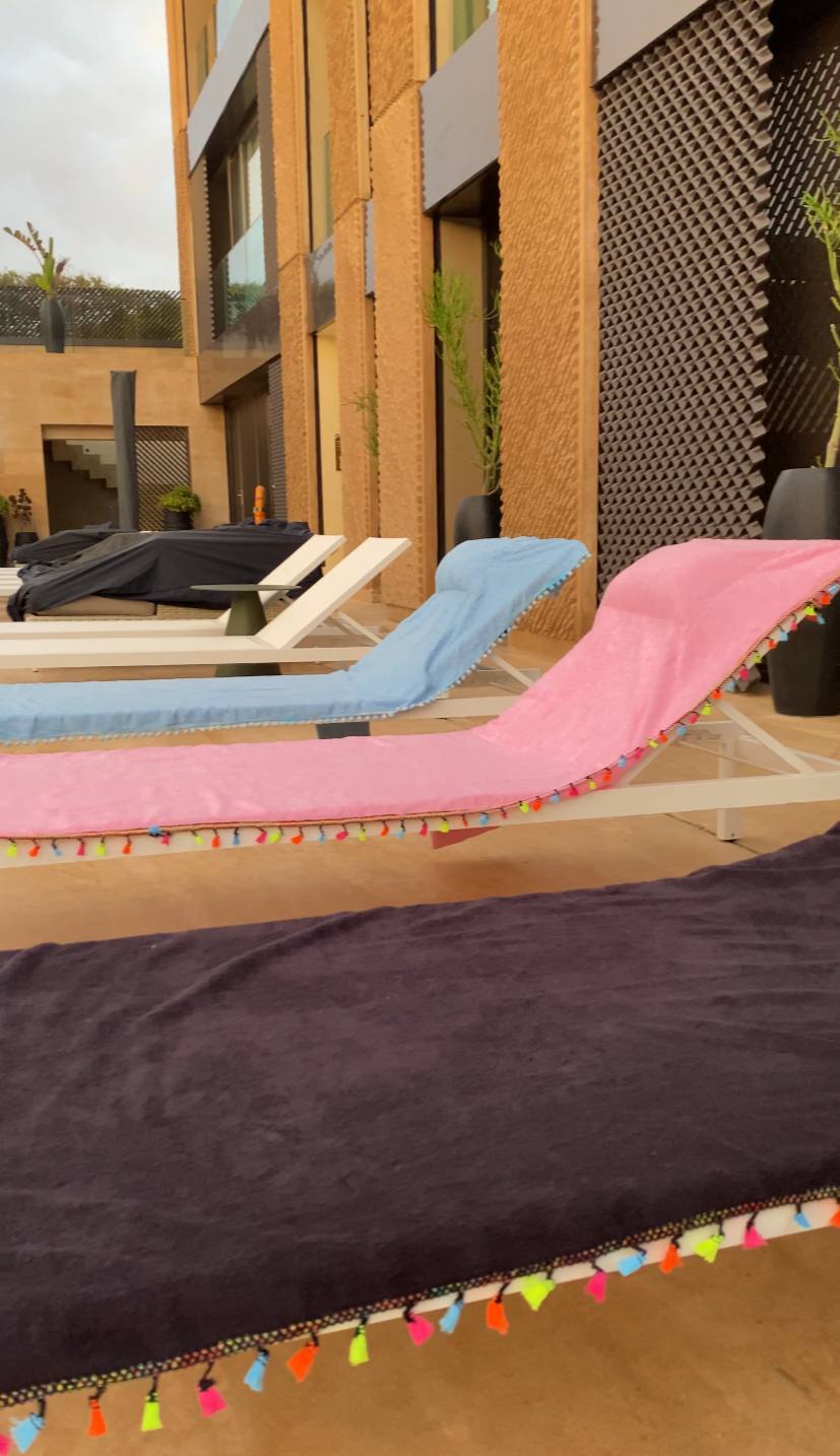 Toalla mullida con almohada y bolsillo